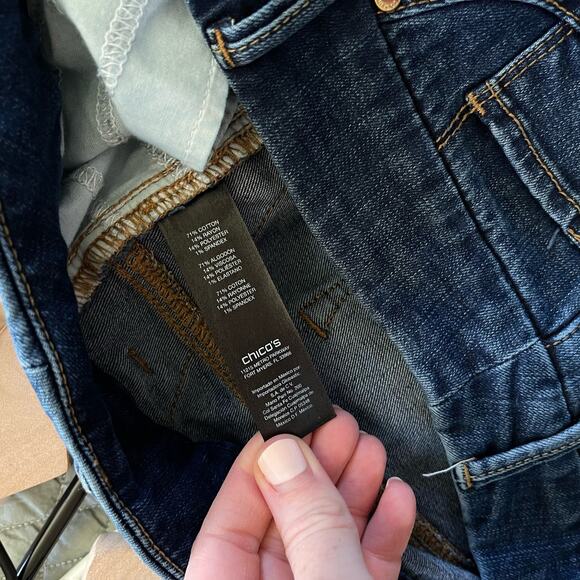 CHICO'S So Slimming Jeggings Size 8 Jean Leggings Dark Blue Wash Stretch Classic - Picture 16 of 16